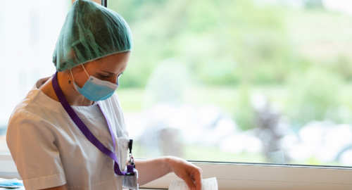 infirmière préparant des soins