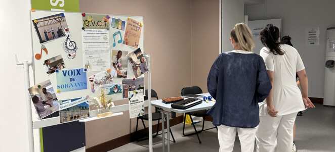 Image d'infirmières regardant un stand " 4 saisons pour découvrir sa voix"